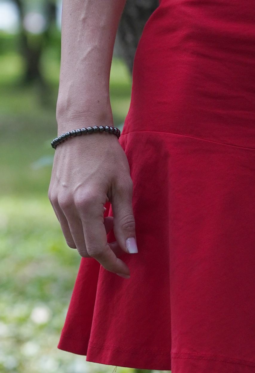 bratara din hematit de 6 mm, pozata de aproape