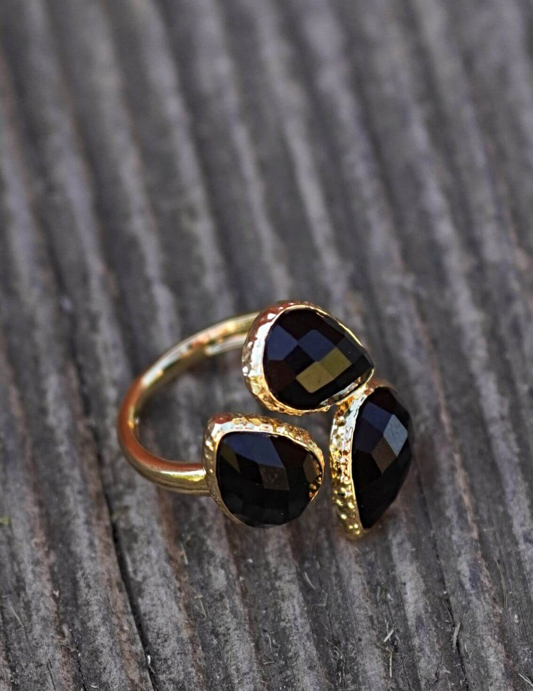 inel cu 3 pietre fatetate din tumalina neagra