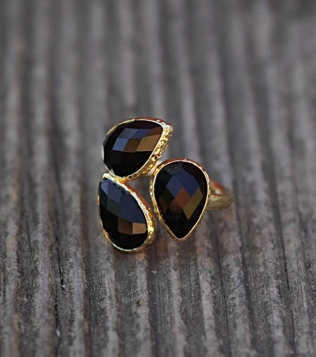 inel cu 3 pietre fatetate din tumalina neagra