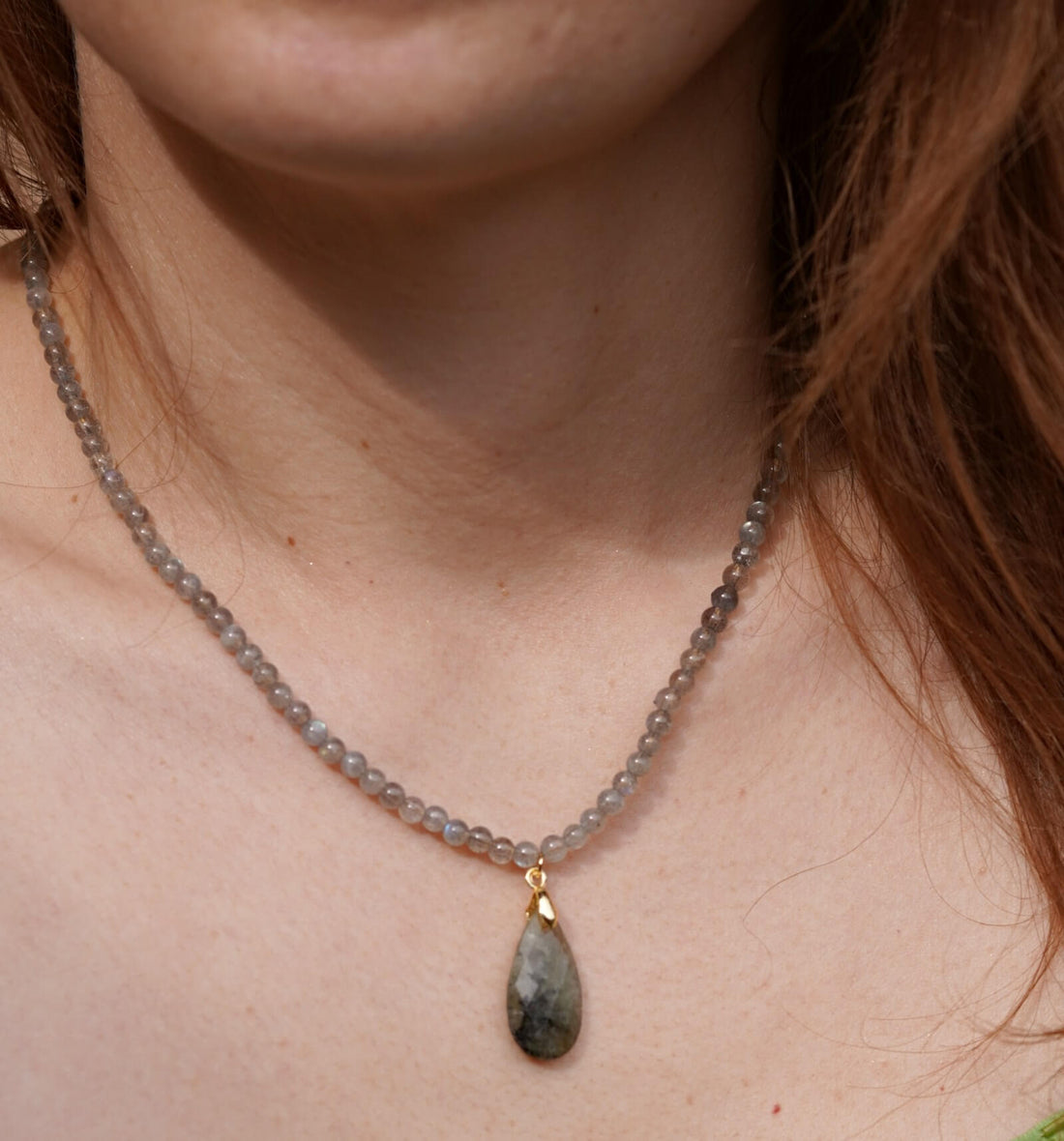 colier cu margele si piatra din labradorit
