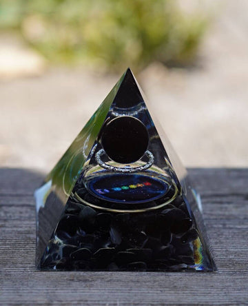 piramida orgonica cu cristale de obsidian
