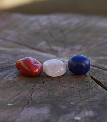 Cuarț roz, jasp roșu și lapis lazuli, cristale asociate simbolic cu iubirea