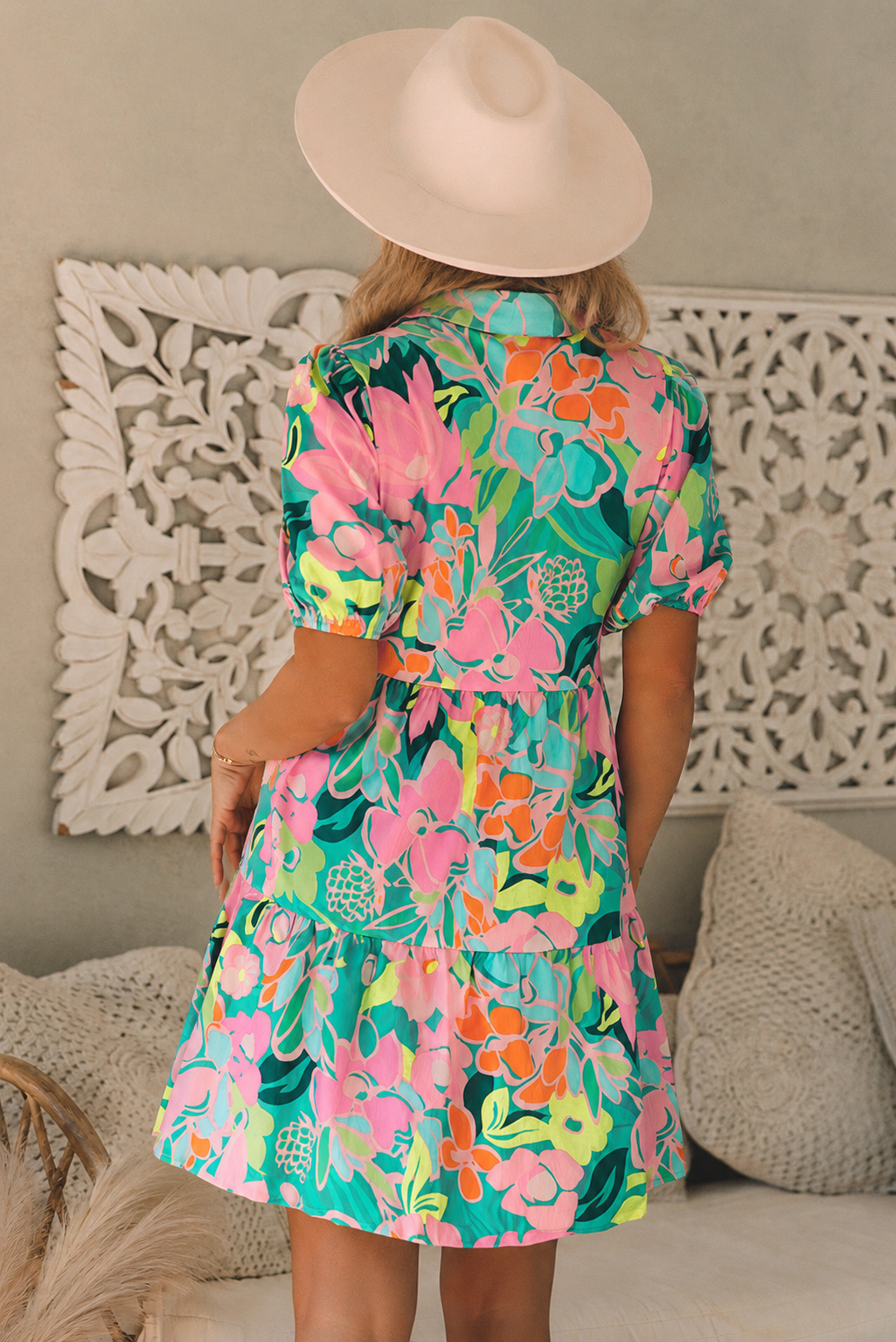 Rochie scurtă cu imprimeu floral multicolor și croială lejeră "Farmec Tropical"