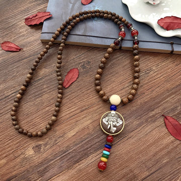 Colier lung tibetan (mala) din lemn maro, cu pandantiv elefant și 7 chakre colorate
