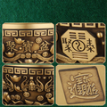 Detalii decorative ale Bolului Bagua: inscripții, Yin–Yang, trigrame, lingouri, monede și lilieci