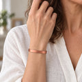 Brățară clasică din cupru fără magneți, lată de 8 mm, purtată de o femeie