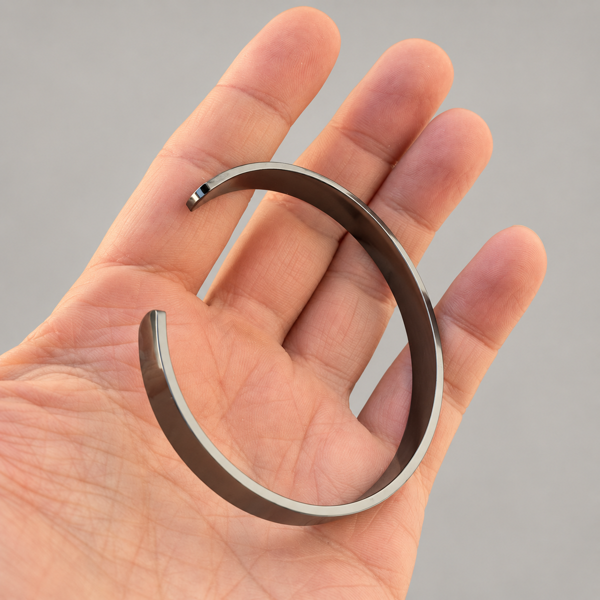 Brățară Graphite – forma deschisă și profilul plat