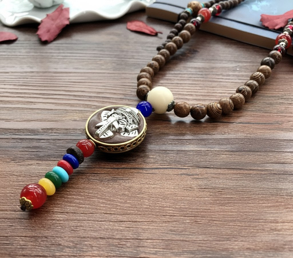 Colier lung tibetan (mala) din lemn maro, cu pandantiv elefant și 7 chakre colorate