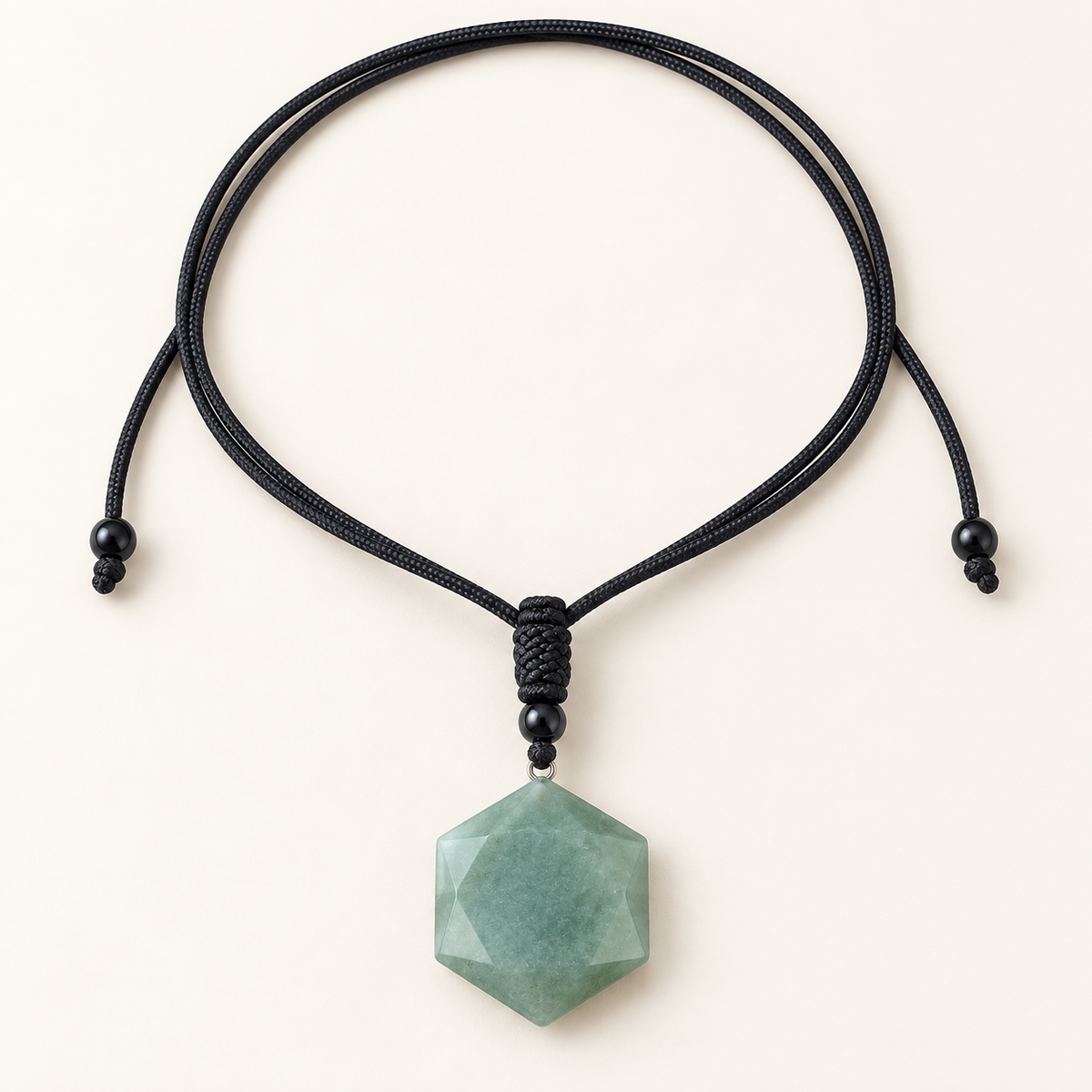 Colier cu aventurin verde hexagonal și șnur negru reglabil, fotografie de studio