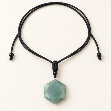 Colier cu aventurin verde hexagonal și șnur negru reglabil, fotografie de studio