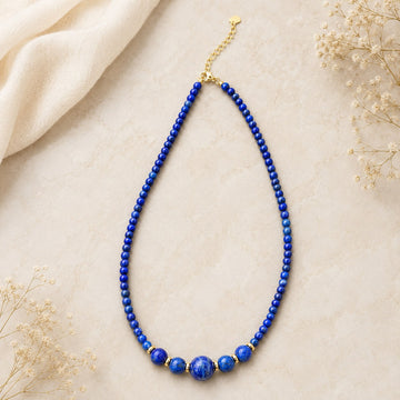 Colier din Lapis Lazuli, mărgele 4 mm, 6 mm și piesă centrală 8 mm, cu accente aurii, pentru claritate, intuiție și eleganță