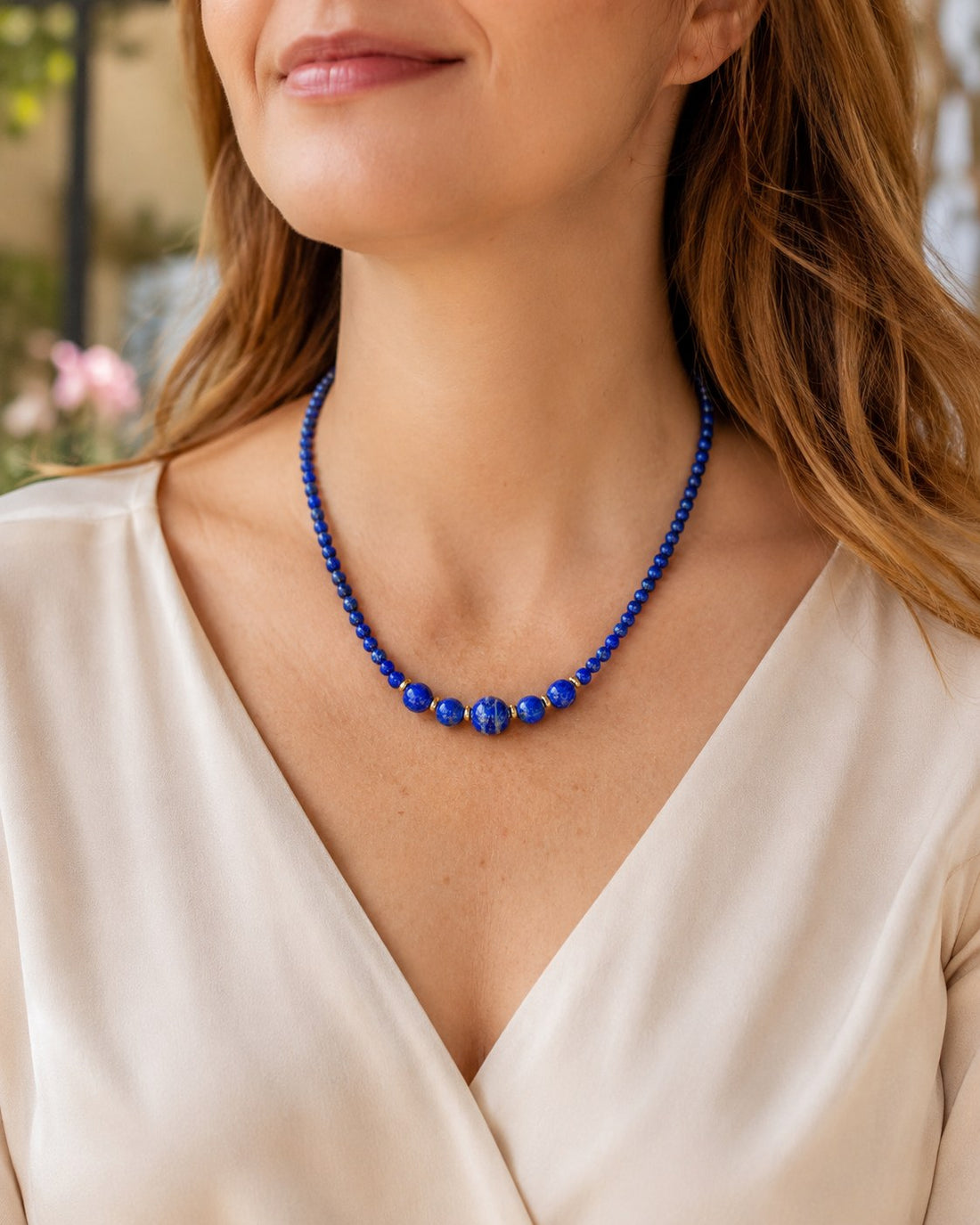 Colier din Lapis Lazuli, mărgele 4 mm, 6 mm și piesă centrală 8 mm, cu accente aurii, pentru claritate, intuiție și eleganță