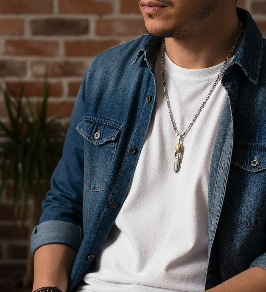 colir cu pandantiv in forma de pana argintie cu detalii aurii