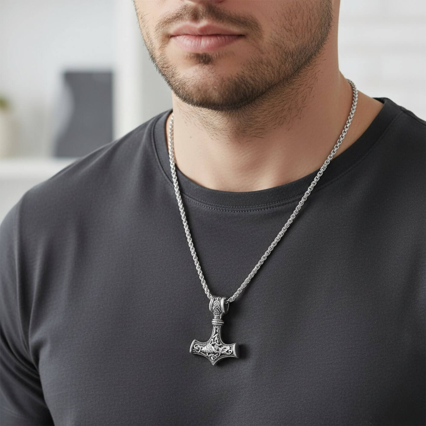 Colier bărbătesc cu pandantiv Ciocanul lui Thor (Mjolnir), simbol viking, la gâtul unui bărbat