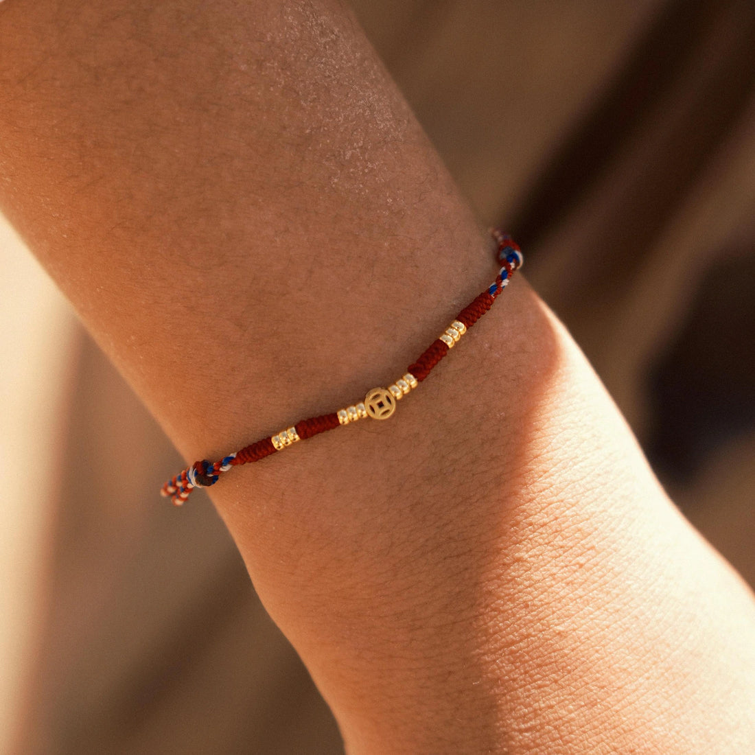 Brățară Tibetană Unisex "Karma Coin", Șnur Împletit Manual Fir Roșu și Albastru, Talisman Monedă Norocoasă și Margele din Cupru, Reglabilă