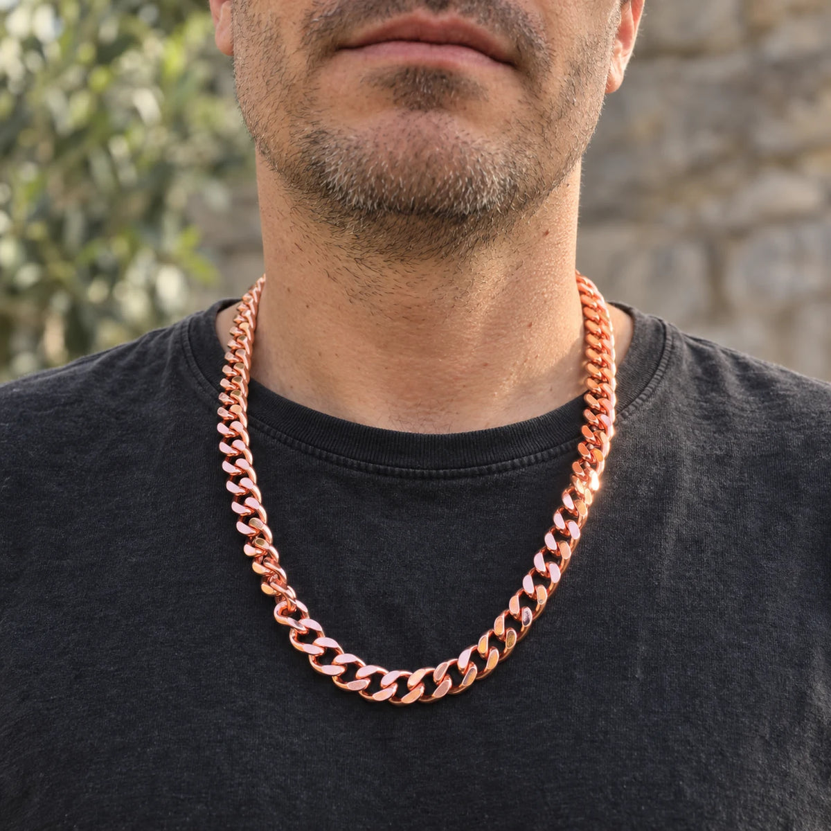 Lanț Cuban din cupru pur de 65 cm și 12 mm lățime, purtat de un bărbat cu tricou negru
