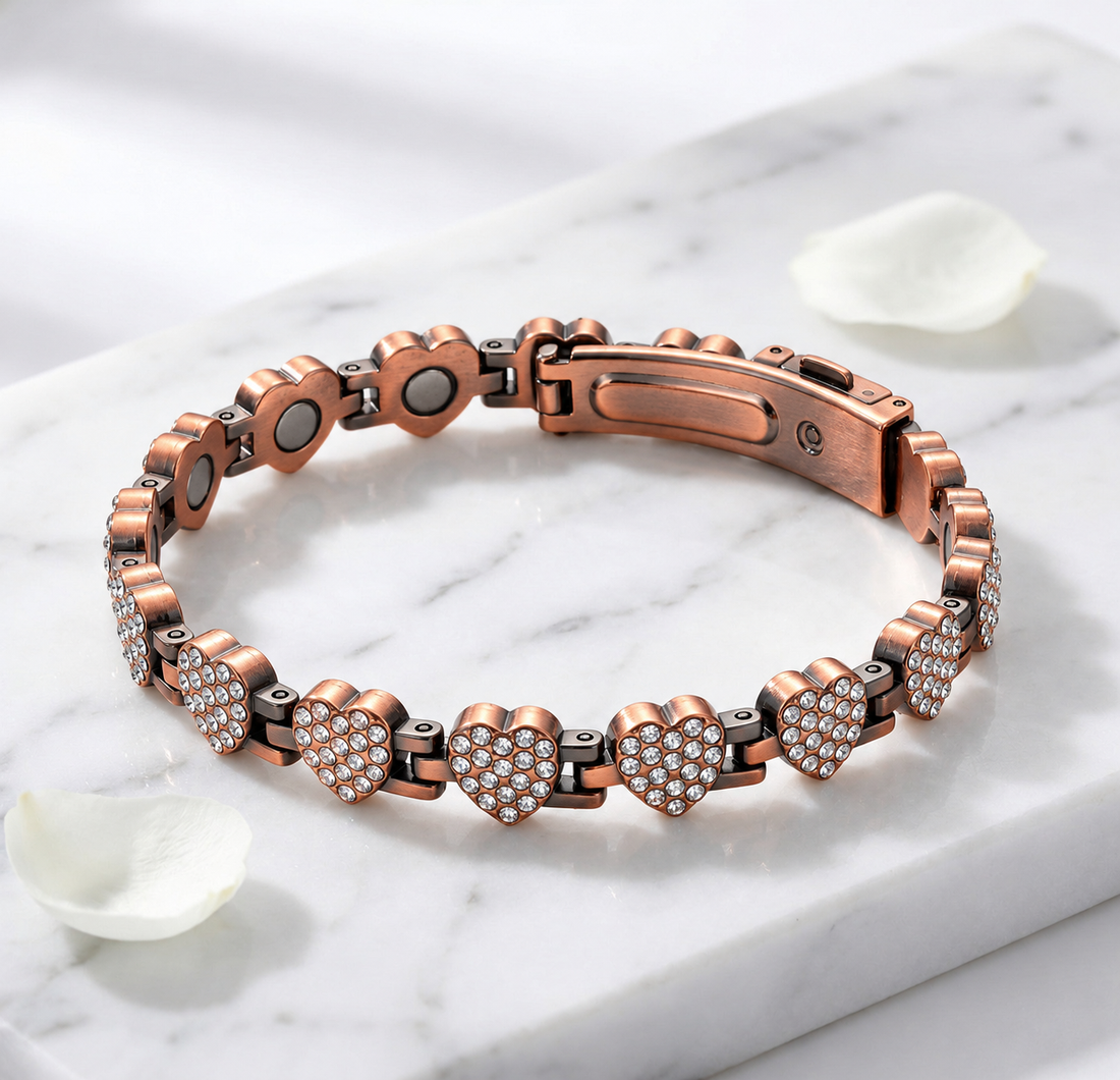 Brățară Lucky Heart de culoarea cuprului, finisaj vintage, pe suport alb