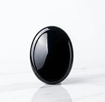 Piatra Obsidian Negru șlefuită – Protecție, claritate și eliberare emoțională
