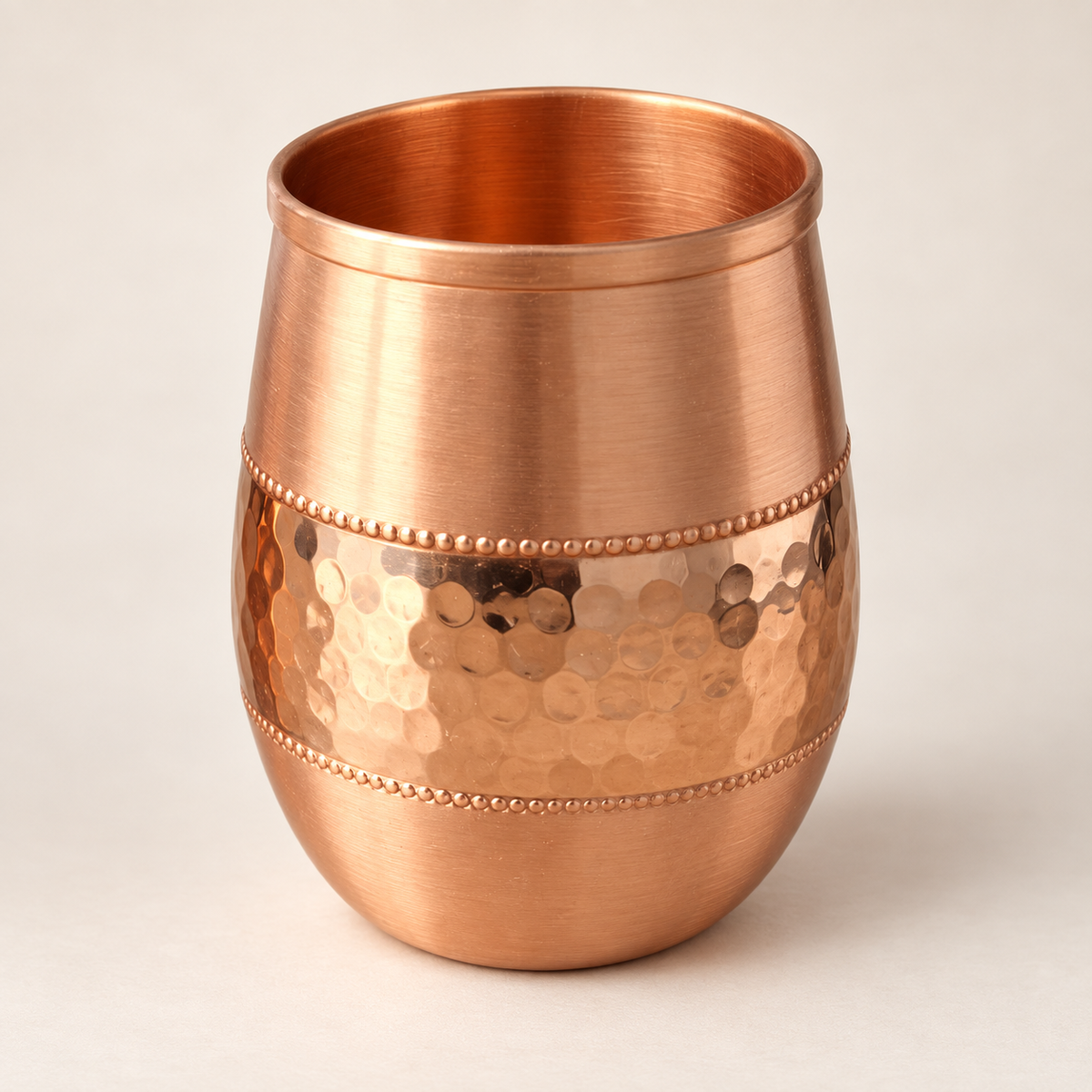 Pahar din cupru model Style, 300 ml – un singur pahar, cu bandă ciocănită, pe fundal deschis.