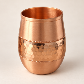 Pahar din cupru model Style, 300 ml – un singur pahar, cu bandă ciocănită, pe fundal deschis.