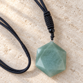 Detaliu al pandantivului hexagonal din aventurin verde, cu șnur împletit și mărgea neagră