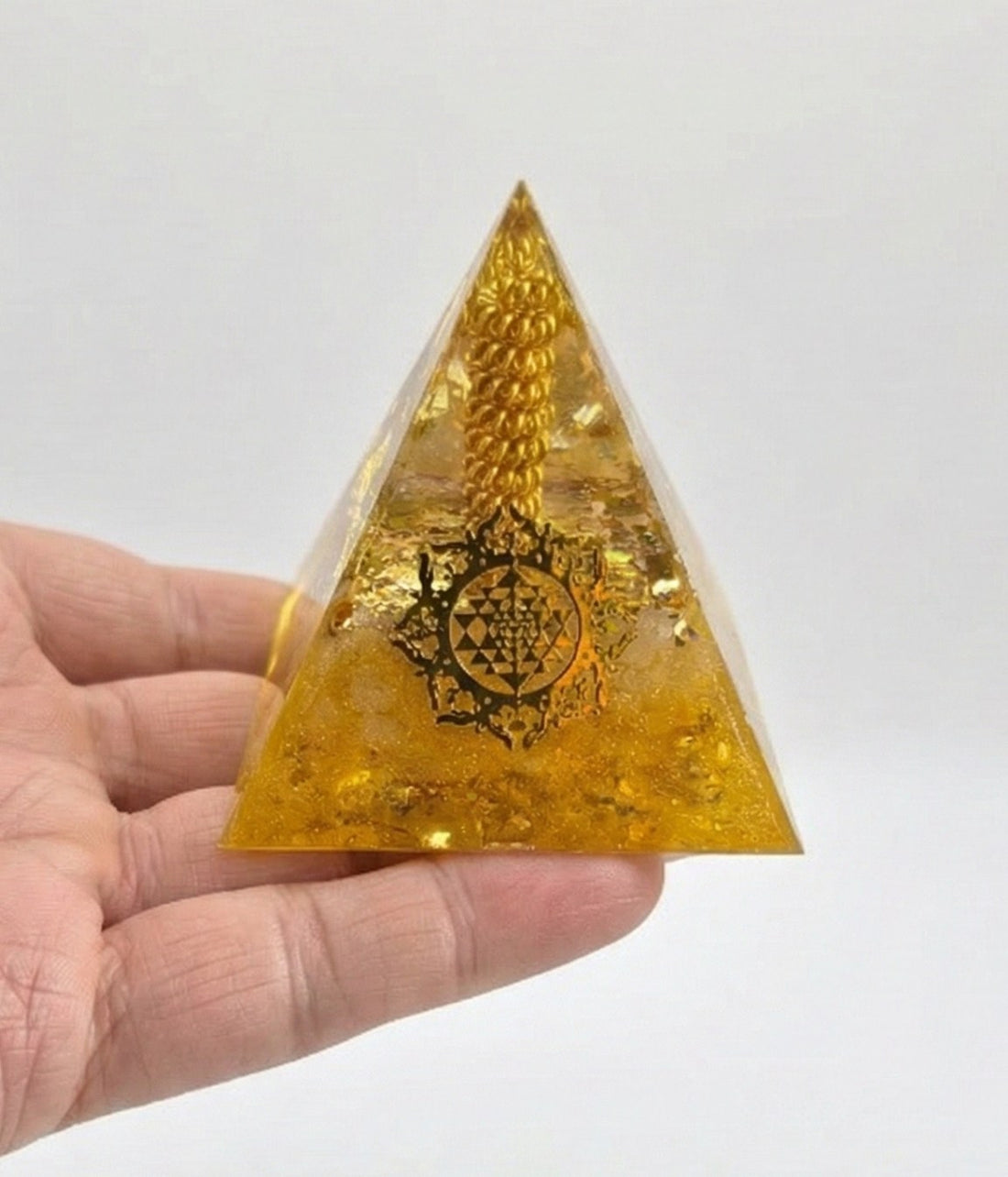piramida orgonica cu cristale din citrin , 6 cm