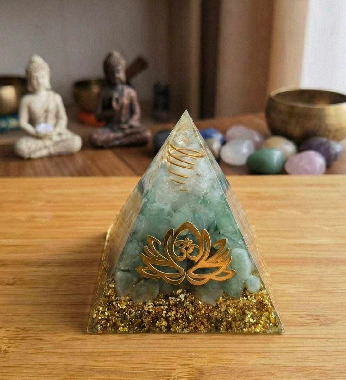 piramida orgonica cu cristale de aventurin verde