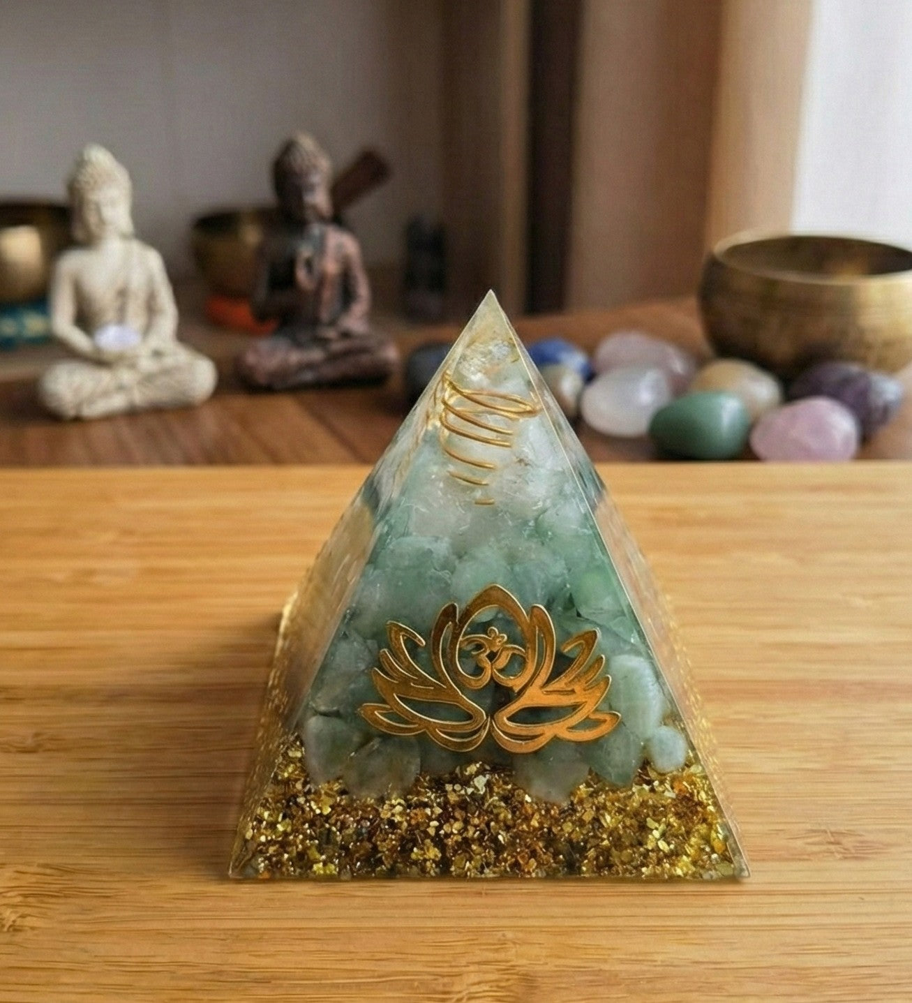 piramida orgonica cu cristale de aventurin verde