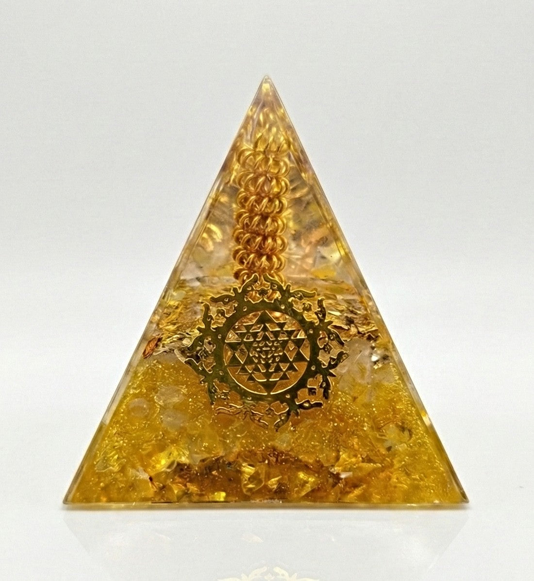 piramida orgonica cu cristale din citrin , 6 cm