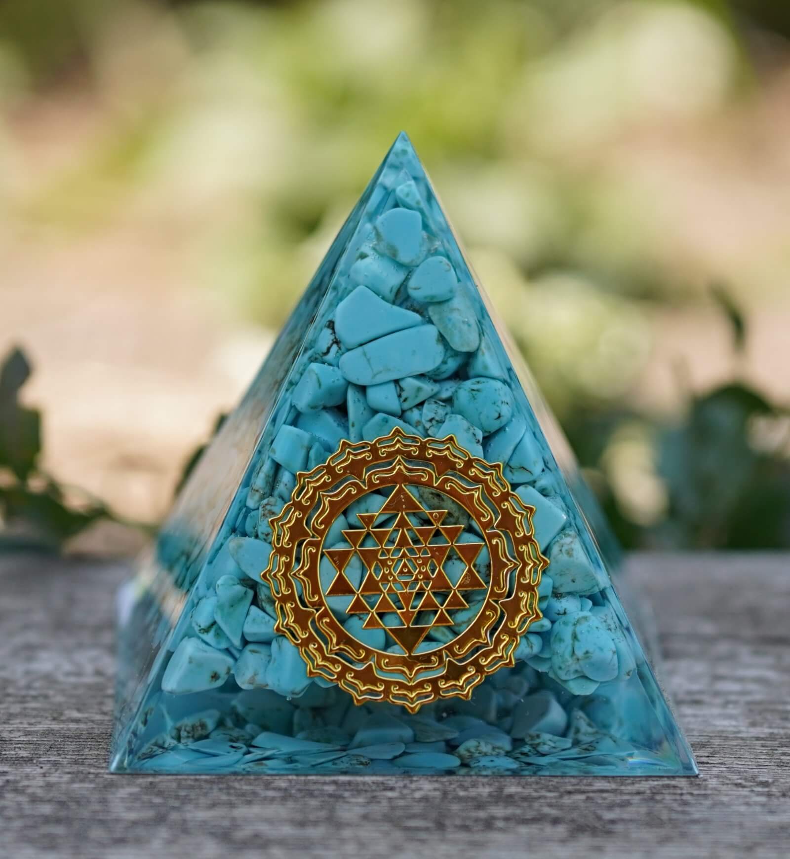 piramida orgonica cu cristale din turcoaz