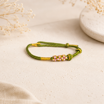 Brățară Tibetană „Gânduri Senine”, Împletită Manual din Șnur Textil, Verde Măsliniu cu 3 Flori Roz Ajustabilă