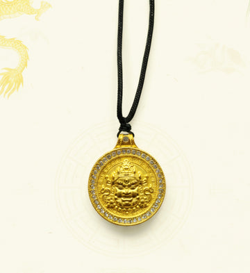 Pandantiv Feng Shui cu Zeul Bogatiei cu Snur Textil – Canalul tau energetic spre abundenta