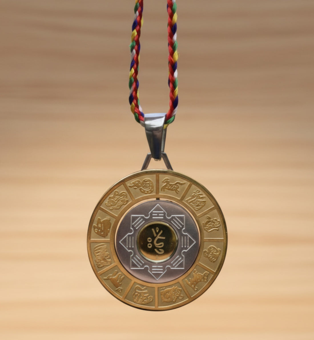 Pandantiv Amuletă Tibetană cu Cele 8 Simboluri, Roata Zodiacului și Silaba HRIH