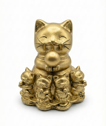 Pisica Norocoasa Feng Shui cu Puișori și Sfera