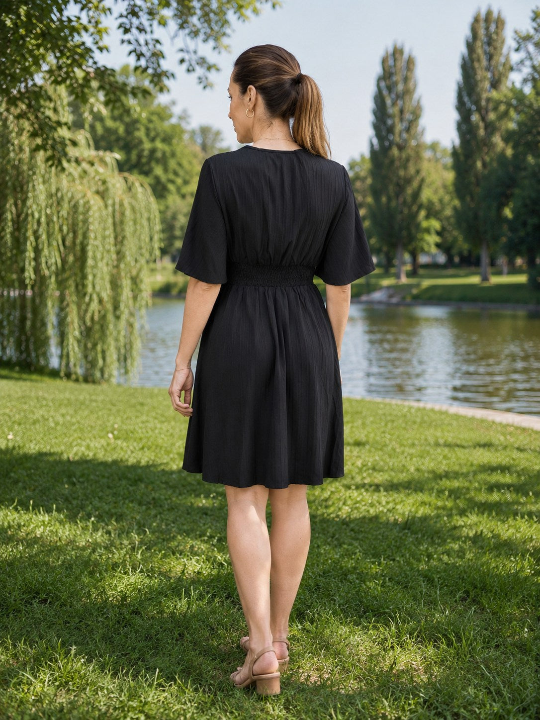 Rochie de Vara pentru Vacanta "Midnight Blossom", Stil Boem cu Broderie Multicolora, Maneci Lotus si Spate Elastic, Material Rezistent la Sifonare, Negru