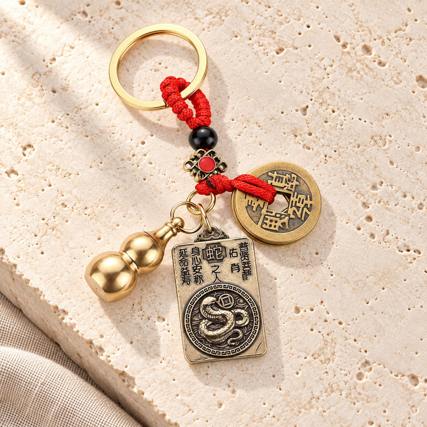 Amuletă zodia Șarpe, pe fundal crem
