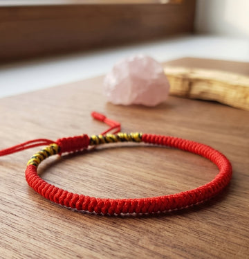 Brățară Tibetană Unisex „Scutul de Foc”, Șnur Roșu Împletit Manual cu Accente Multicolore 5 Elemente, Ajustabilă