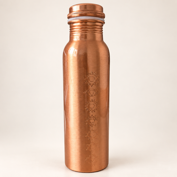 Sticlă din cupru 7 Chakre, 950 ml, cu defect estetic – vedere din față, cu simboluri gravate.