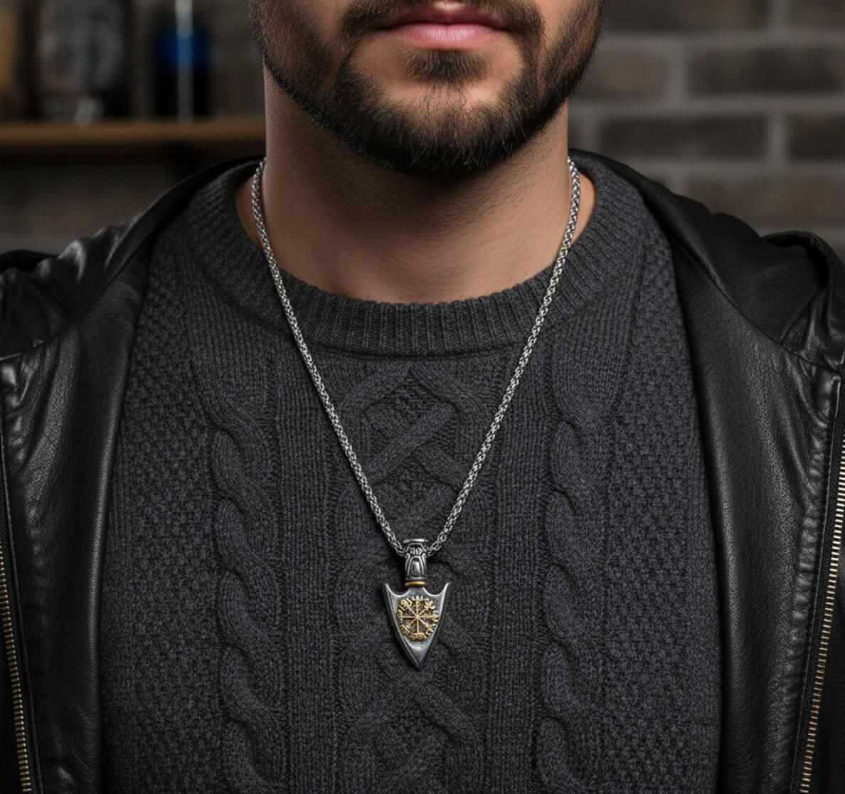 Colier bărbătesc cu pandantiv Ciocanul lui Thor (Mjolnir), simbol viking, la gâtul unui bărbat